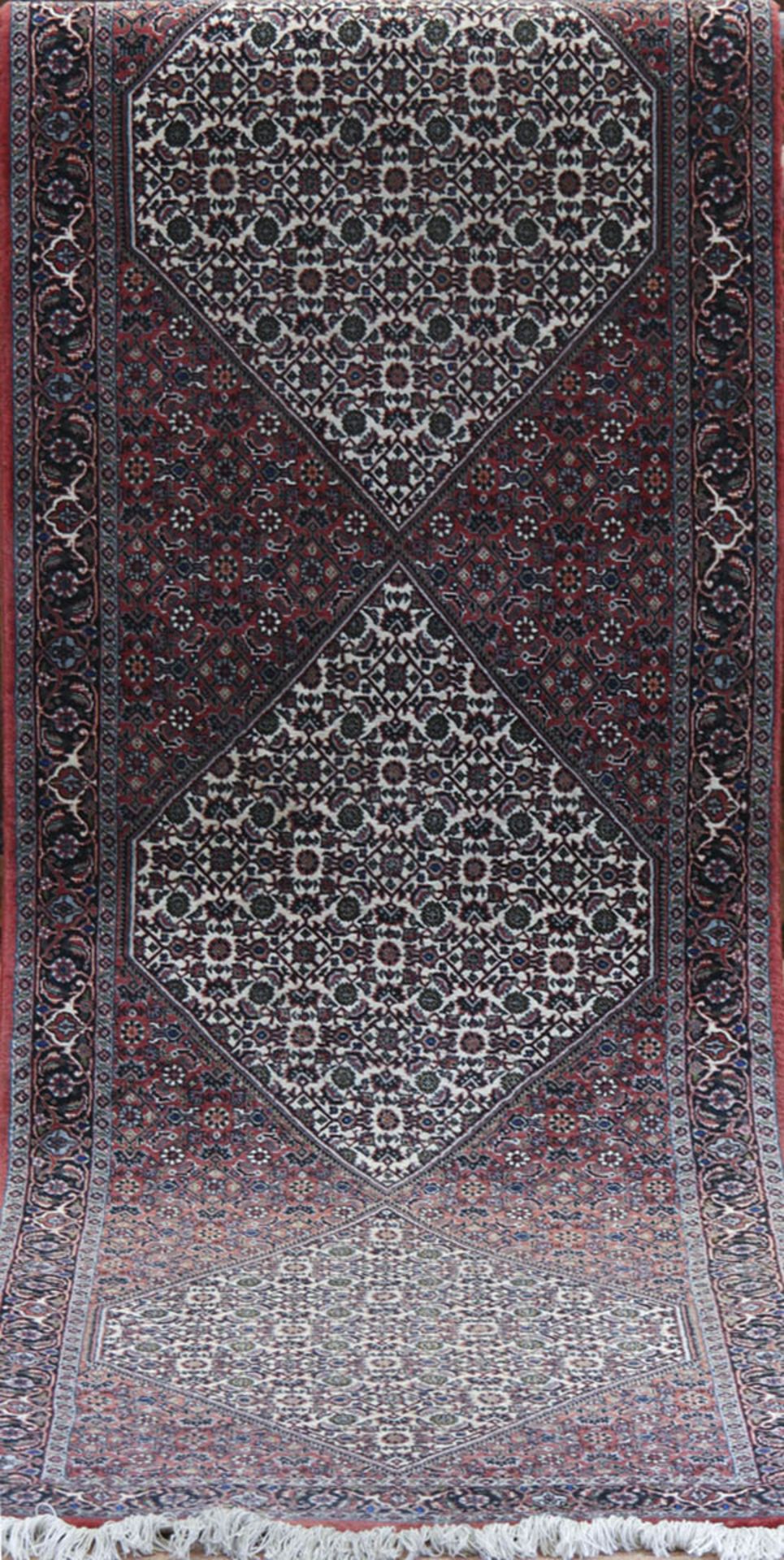 Bidjar-Galerie, Persien, rotgrundig, mit durchgehendem Muster und floralen Motiven, 1Kante leicht