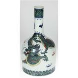 China-Vase, stark gebaucht mit Enghals, umlaufend polychrom bemalt mit einem Drachen,unterer Rand