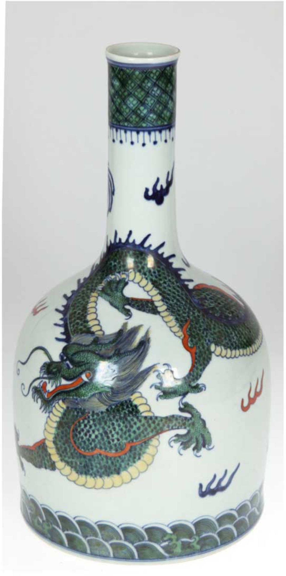 China-Vase, stark gebaucht mit Enghals, umlaufend polychrom bemalt mit einem Drachen,unterer Rand