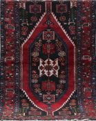 Alter Shiraz, rot-/ blaugrundig, mit zentralem Medaillon und floralen Motiven, 3 Kantenbesch.,