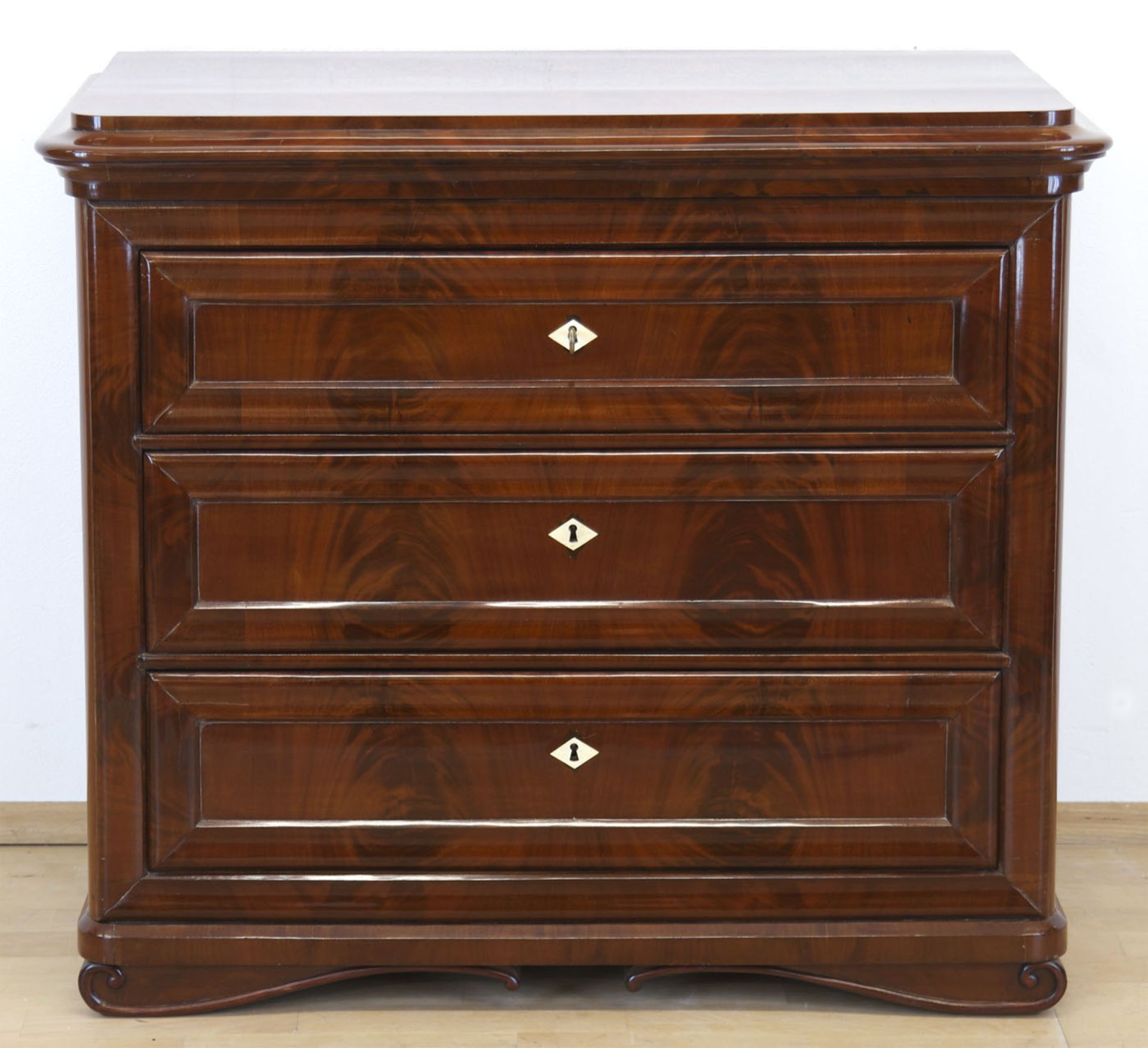 Biedermeier-Kommode, Mahagoni furniert, 3-schübiger Korpus, gestufte Platte, 84x97x51 cm