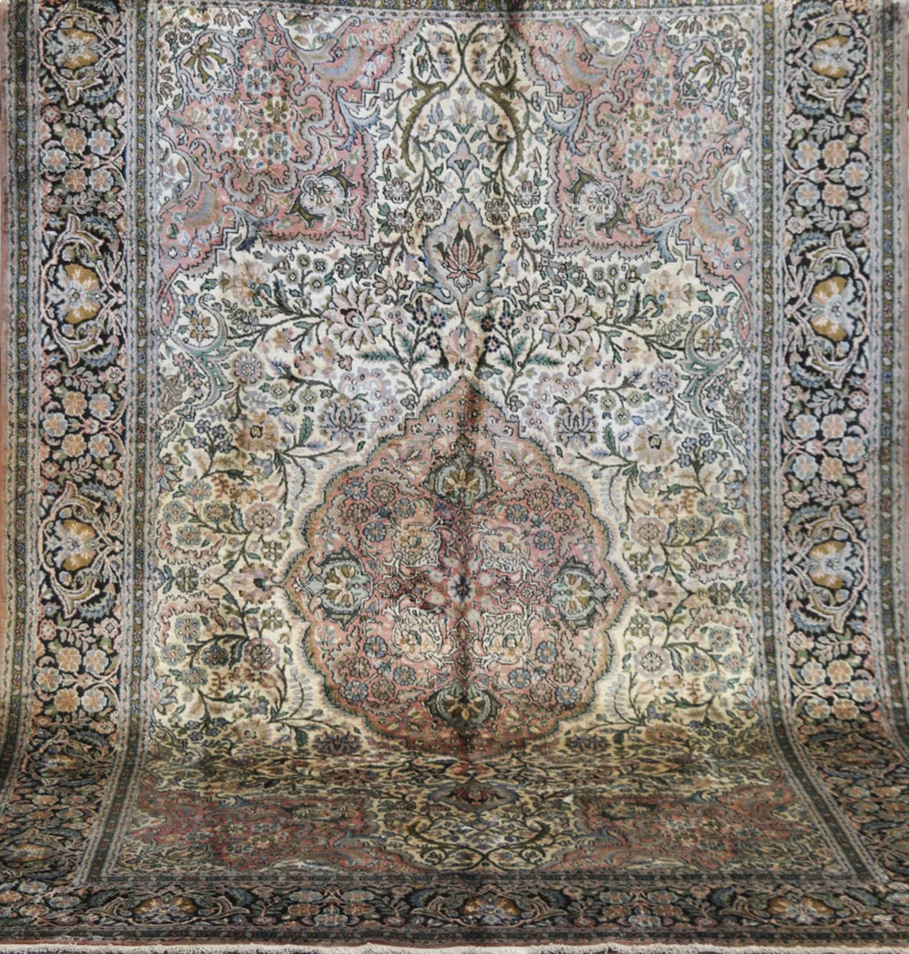 Kaschmir-Seide, Vollseide, hellgrundig, mit zentralem Medaillon und floralen Motiven,Kanten