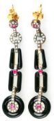 Ohrringe im Art-Deco-Stil, 375er GG und Silber, Onyx ca. 8,0 ct., Rubine 0,35 ct.,Brillanten 0,46