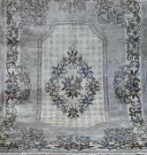 China-Seide, Vollseide, hellgrundig, mit zentralem Medaillon und floralen Motiven, Kantensowie