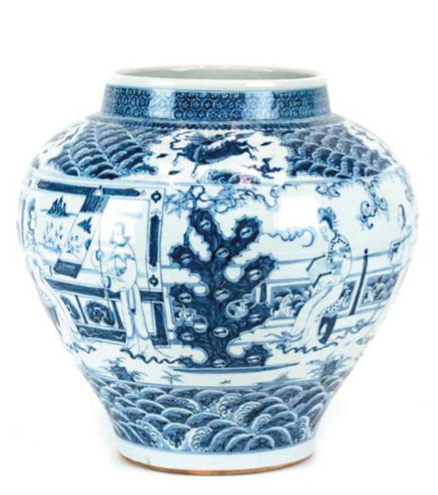China-Vase, wohl 18. Jh., weiß glasiert, blaue Bemalung, figürliche Szenen undDrachenmotive, H. 36