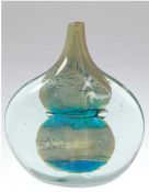 Murano-Vase, stark gebauchte, flache Form, hellgrünes Glas, sandfarbener Zwischenfang,blaugrüner