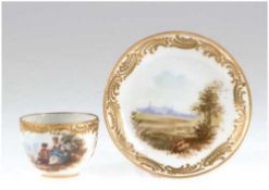 Miniatur-Tasse mit UT, polychrome Landschaftsmalerei mit Personenstaffage, Golddekor,gemarkt