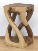 Blumenhocker, aus einem Stück Holz gearbeitet, geschwungene diagonale Beine, 51x30x30 cm