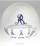 Meissen-Kaffeetasse mit UT, Aquatinta, umlaufend Darstellung der Schwertersymbole ausverschiedenen