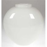 KPM-Vase, weiß, gebauchte, im Querschnitt ovale Form, blaue Zeptermarke, H. 23 cm