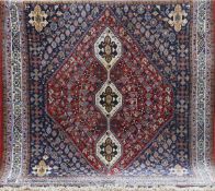 Shiraz, Persien, Wolle auf Wolle, rot-/ blaugrundig, zentrales Medaillon undFloralmotiven, Kanten