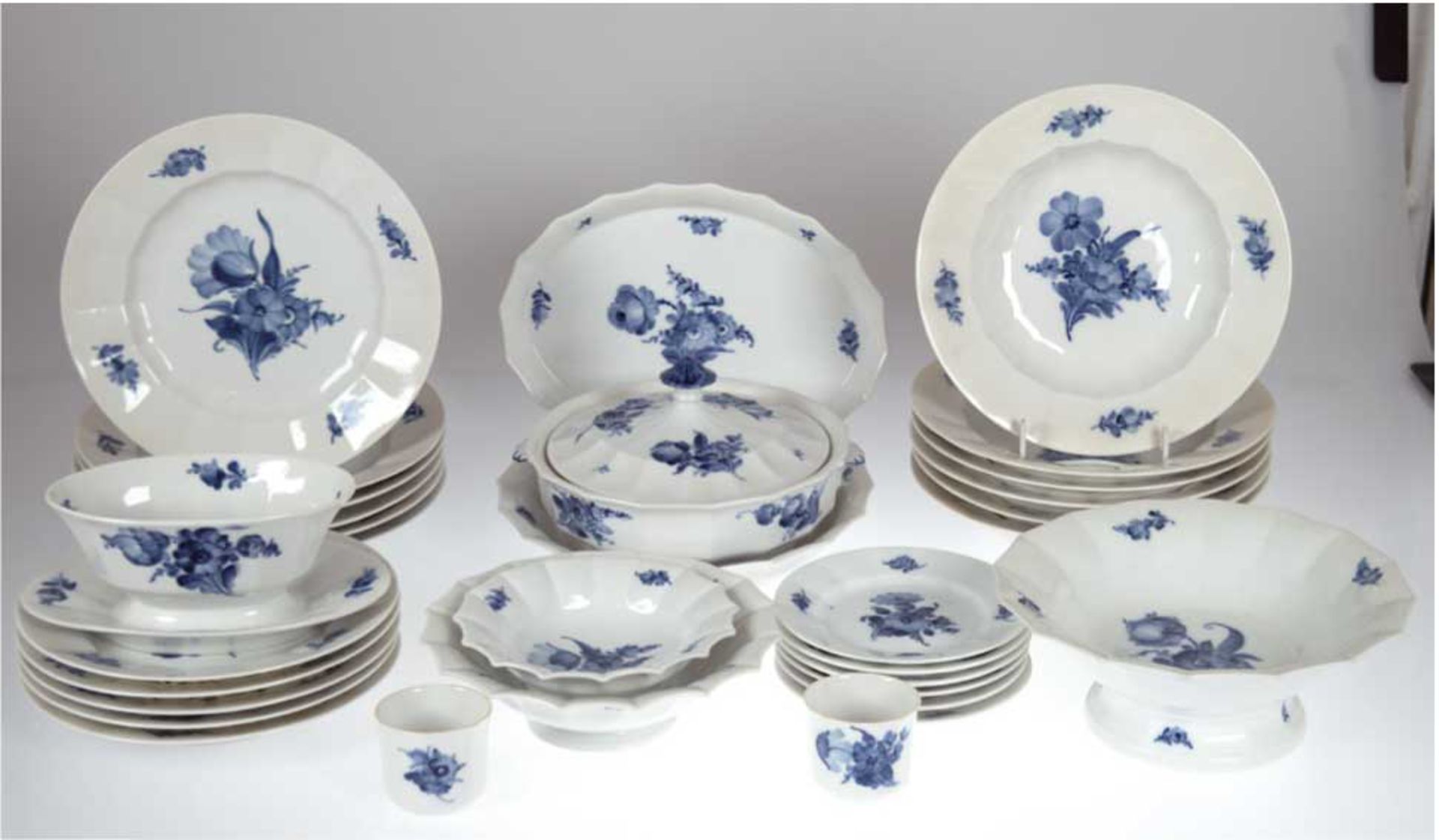 Speiseservice, 32-teilig, Royal Copenhagen, Blaue Blume, unter Glasur blaue Floralmalerei,dabei 6