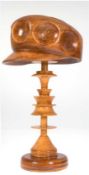 Hutständer, gedrechselter Holzkorpus mit Schirmmütze, unterseitig bez. "Doris", H. 40 cm