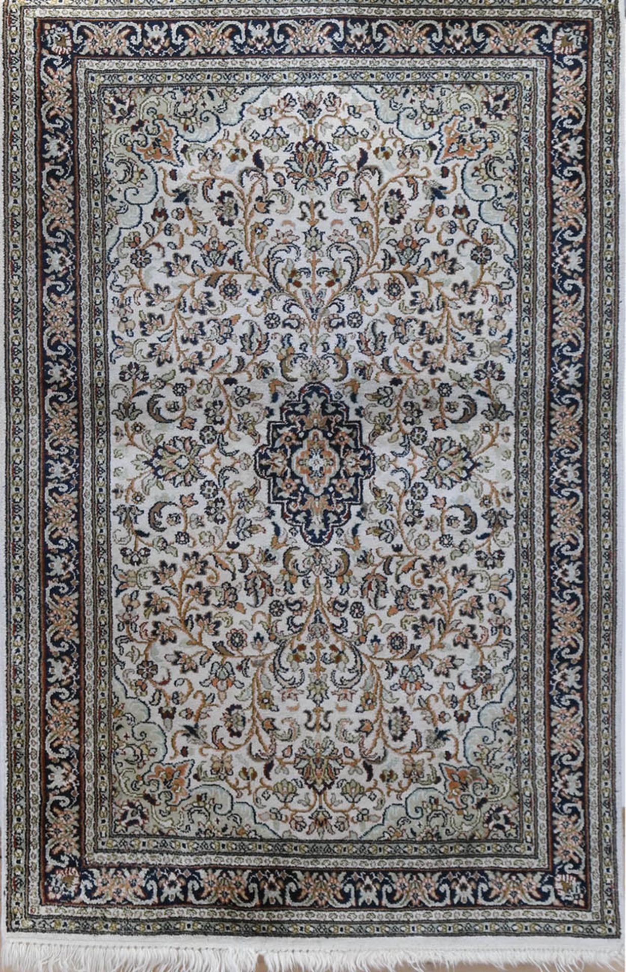 Kaschmir Seide, mehrfarbig mit zentralem Medaillon und floralen Motiven, 1 Ecke rep., Fransen gekür