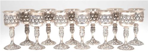 12 Fußbecher, Schweden, 835er Silber, punziert, ca. 1360 g, floral durchbrochener Stand und reliefi