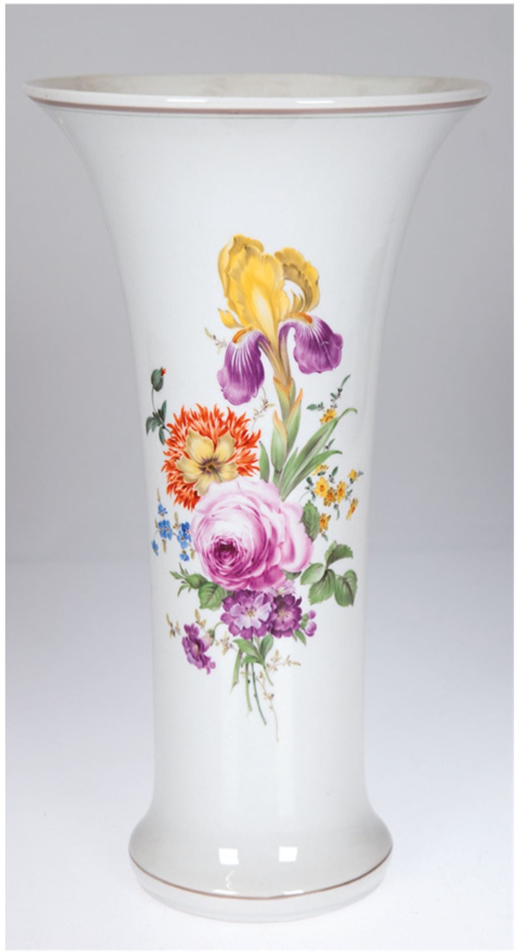 Große Meißen-Vase, 1945/46, Trompetenform, Buntes Blumenbukett mit Goldrändern, I. Wahl, blaue Schw