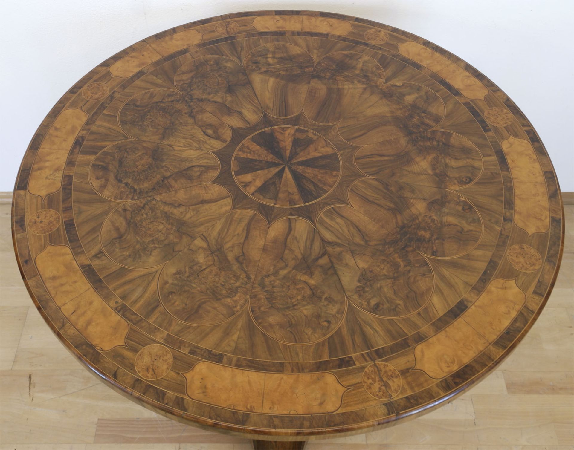 Biedermeier-Tisch, Nußbaum/Maserholz furniert, intarsiert, über 3-passigem Fuß Mittelsäule mit rund - Bild 2 aus 2