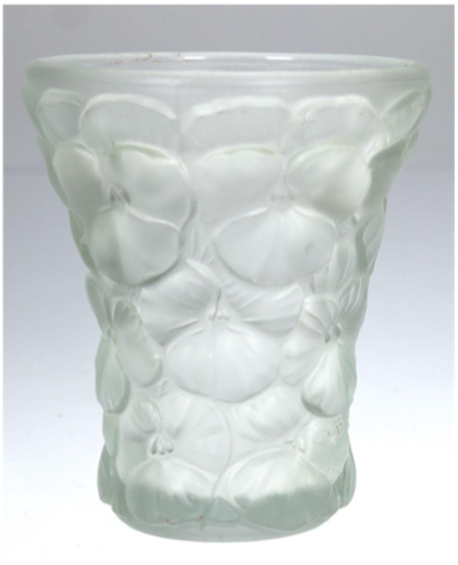 Vase, in der Art Lalique, satiniertes Glas, plastisches Stiefmütterchendekor, H. 15 cm