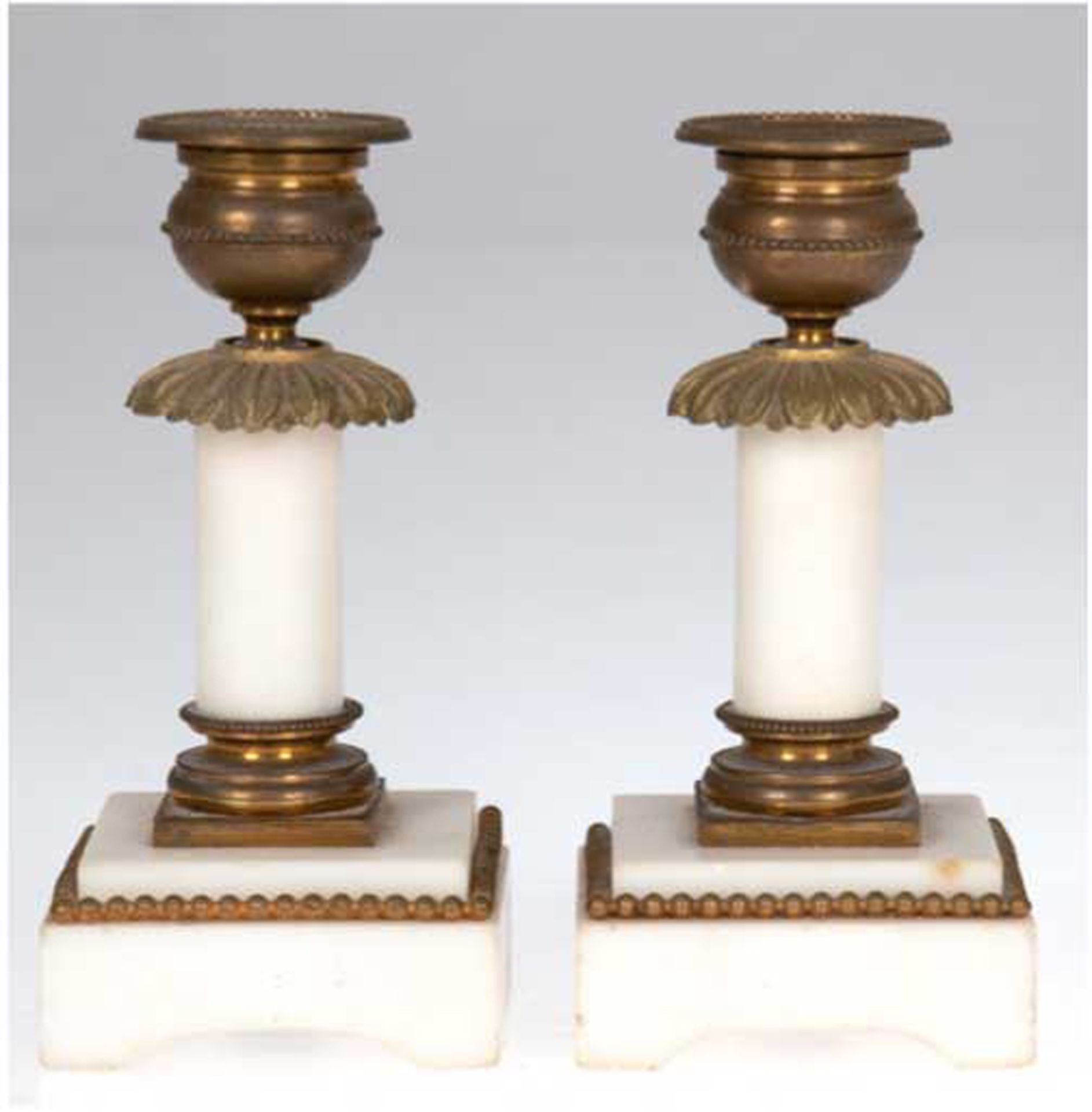 Paar Kerzenleuchter, Alabaster mit Messingmontierung, H. 13 cm