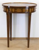 Biedermeier-Kaffeetischchen, Nußbaum furniert, reiche Intarsien aus Edelhölzern in Form von Kannen,