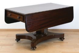 Biedermeier-Couchtisch, England, Mahagoni, über 4-passig eingebogter Fußplatte 8-kantige Säule, Pla