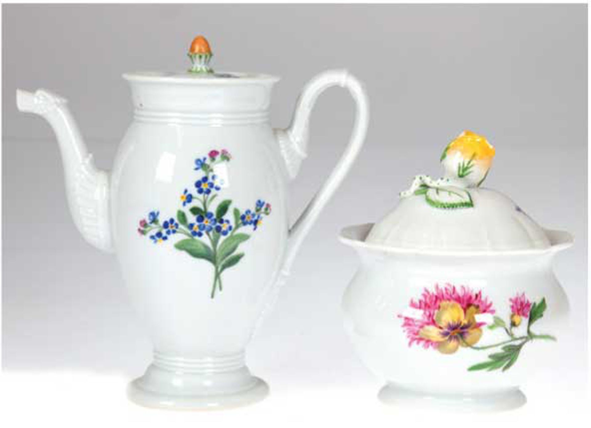 Meissen-Mokkakanne, Biedermeierform, polychrome Blumenmalerei, 1. Wahl, H. 15 cm, dazu Meissen-Zuck