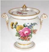 Meissen-Deckeldose, 19. Jh., gebauchter Korpus beidseitig mit polychromem Blumenbukett bemalt, gold