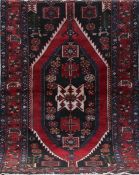 Alter Shiraz, rot-/ blaugrundig, mit zentralem Medaillon und floralen Motiven, 3 Kanten besch., Fra