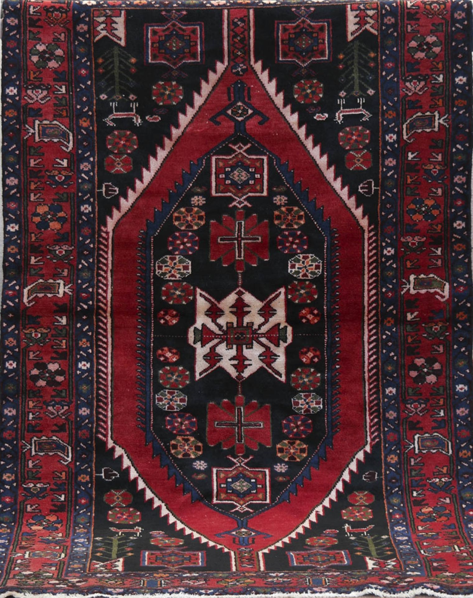 Alter Shiraz, rot-/ blaugrundig, mit zentralem Medaillon und floralen Motiven, 3 Kanten besch., Fra