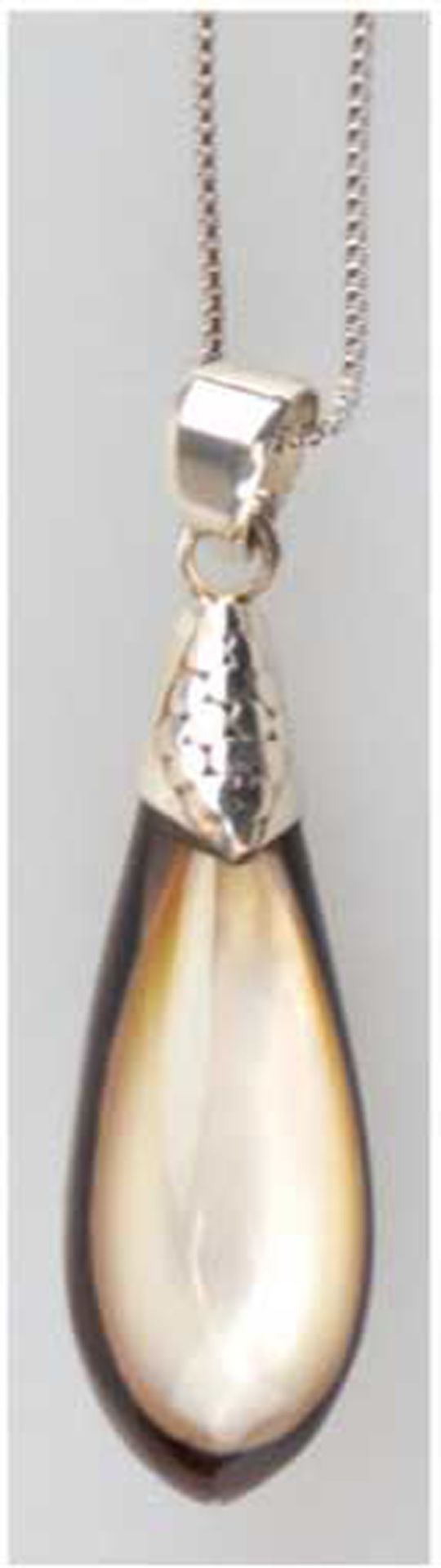 Kette und Anhänger aus zweifarbigen, tropfenförmigen  Perlmutt, 925er Silber, Kettenlänge 46,5 cm, 