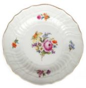 Meissen-Teller, 19. Jh., Buntes Blumenbukett, Goldrand (etwas berieben), 1. Wahl, Dm. 24 cm