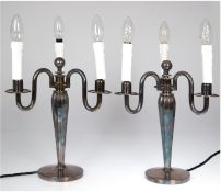 Paar Designer-Tischlampen, um 1920, versilbert, 3-flammig, auf Rundfuß gekanteter, keulenförmiger S