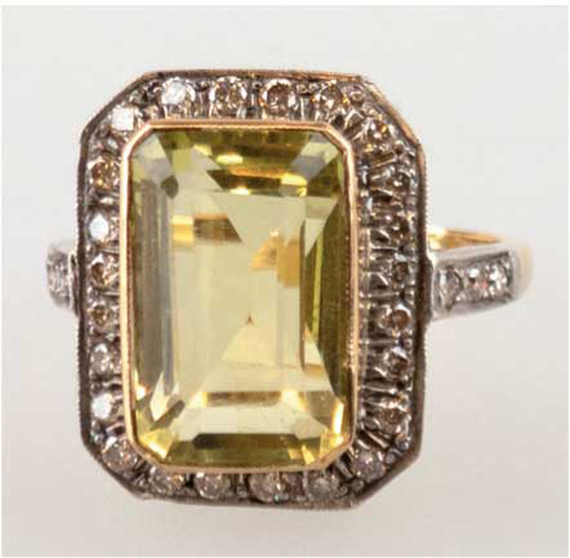 Ring, 750er GG, Gew. 6,4 g, großer, gelber Topas 7,02 ct., Brillanten 0,53 ct. in Silberfassung, RG