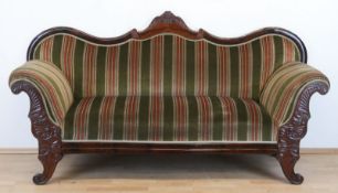 Biedermeier-Sofa, Hamburg um 1830, Mahagoni, beschnitzt, geschwungene Armlehnen und Rückenlehne, ge