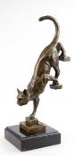 Bronze-Figur "Katze eine Treppe abwärts schreitend ", Nachguß 20.Jh., bez. "De Coux", braun patinie