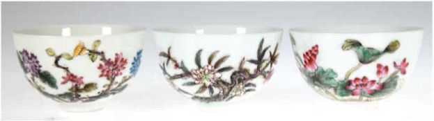 3 Tee-Schalen, Porzellan, China, mit Blumendekor, unterseitig gemarkt, sign., H. 5 cm, Dm. 8 cm