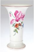 KPM-Vase, Trompetenform, polychrome Floralmalerei, rücks. "70" in Grün, dunkelrote Ränder, Zepterma