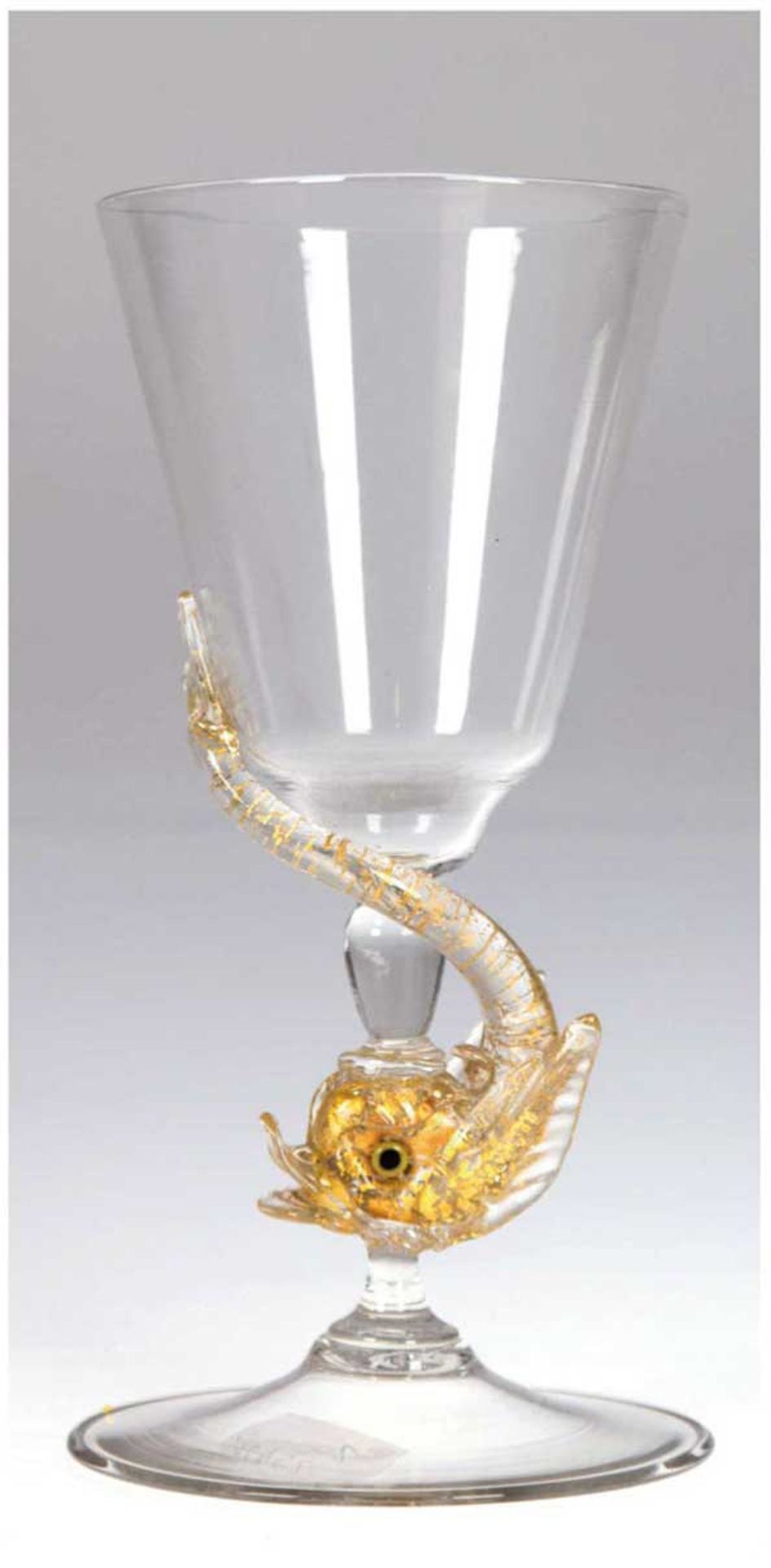 Zierglas mit Fisch, Murano, 2. Hälfte 20. Jh., farbloses Glas mit Goldeinschmelzungen, mit plastisc