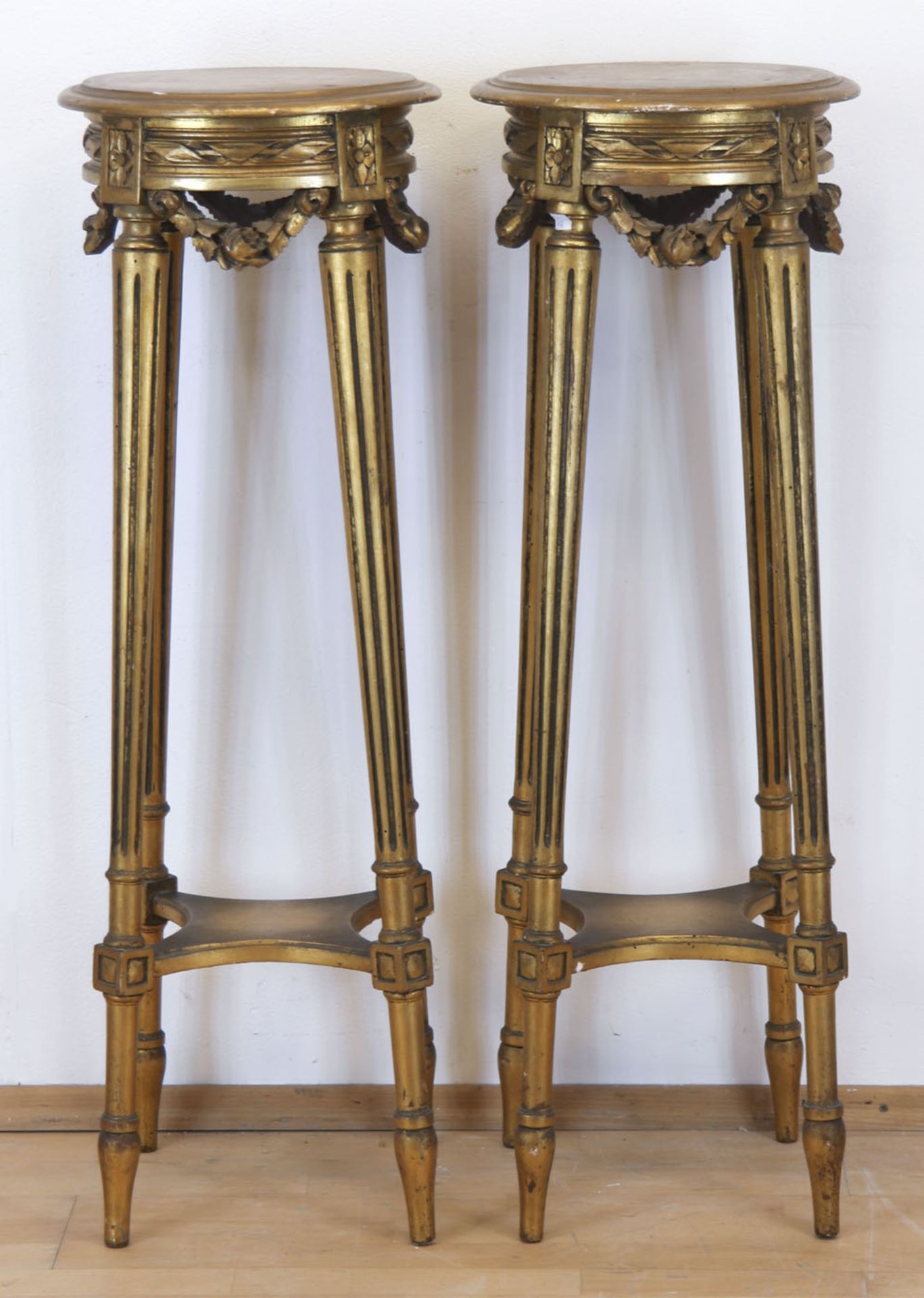 Paar Säulentische im Empirestil, Holz/Stuck, vergoldet, kannelierte Beine mit 4-passig eingebogter
