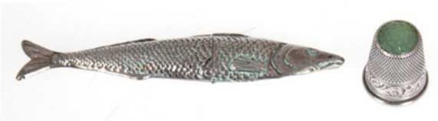 Fingerhut mit floralem Dekor und grünem Stein, H. 1,8 cm und Nadelbehälter in Fischform, L. 7,5 cm,