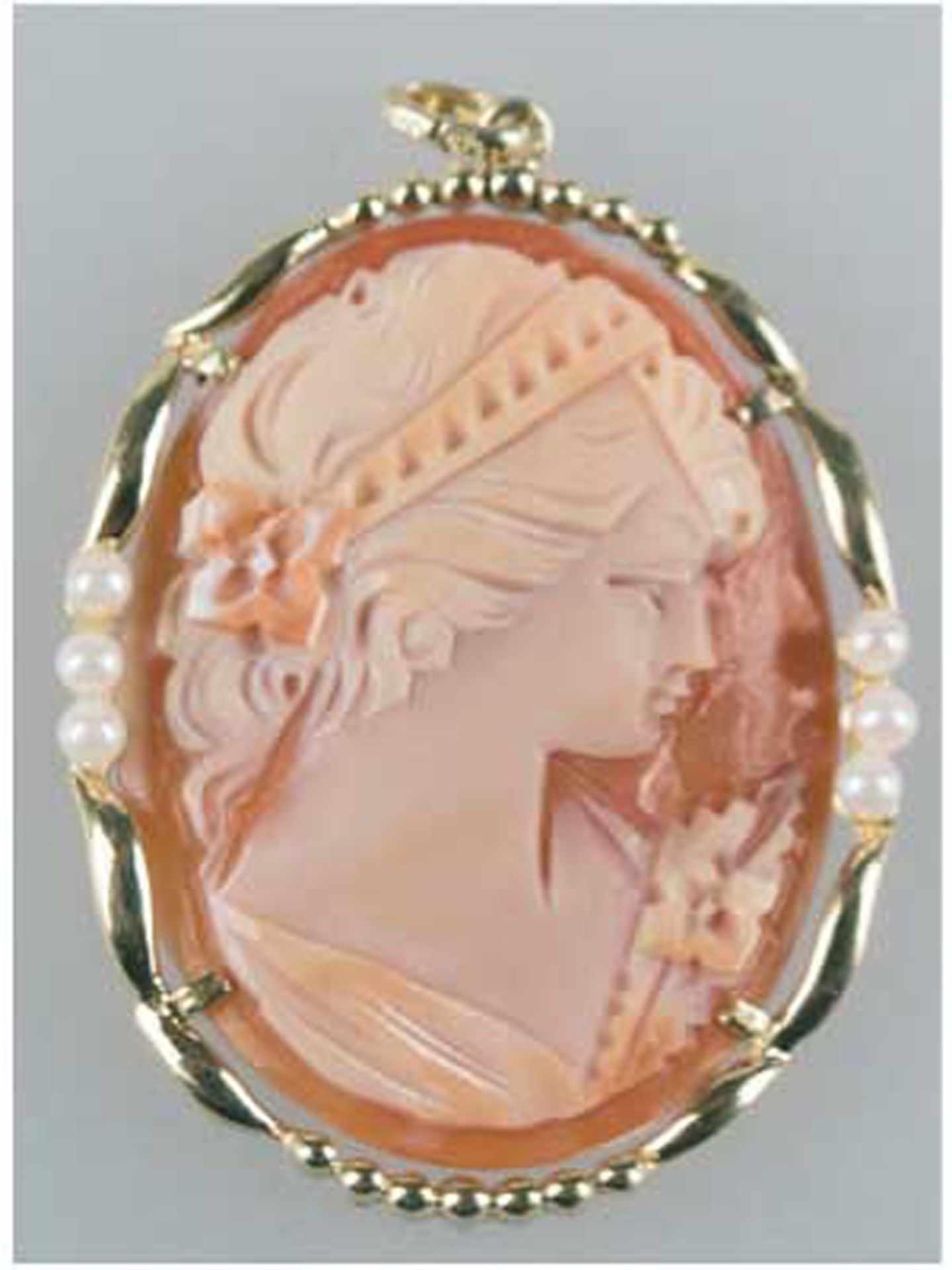 Kamee-Anhänger, oval, 585er GG-Fassung mit 6 Perlen besetzt, Muschelkamee mit geschnittenem Damenpo
