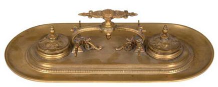 Schreibtischablage, um 1900, Bronze, mittig Handhabe mit Stiftablage, flankiert von Tintenfässern, 