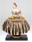 Keramikfigur "Junge Frau mit Blumenkorb", Guido Cacciapuoti (1892-1953), polychrom bemalt und glasi