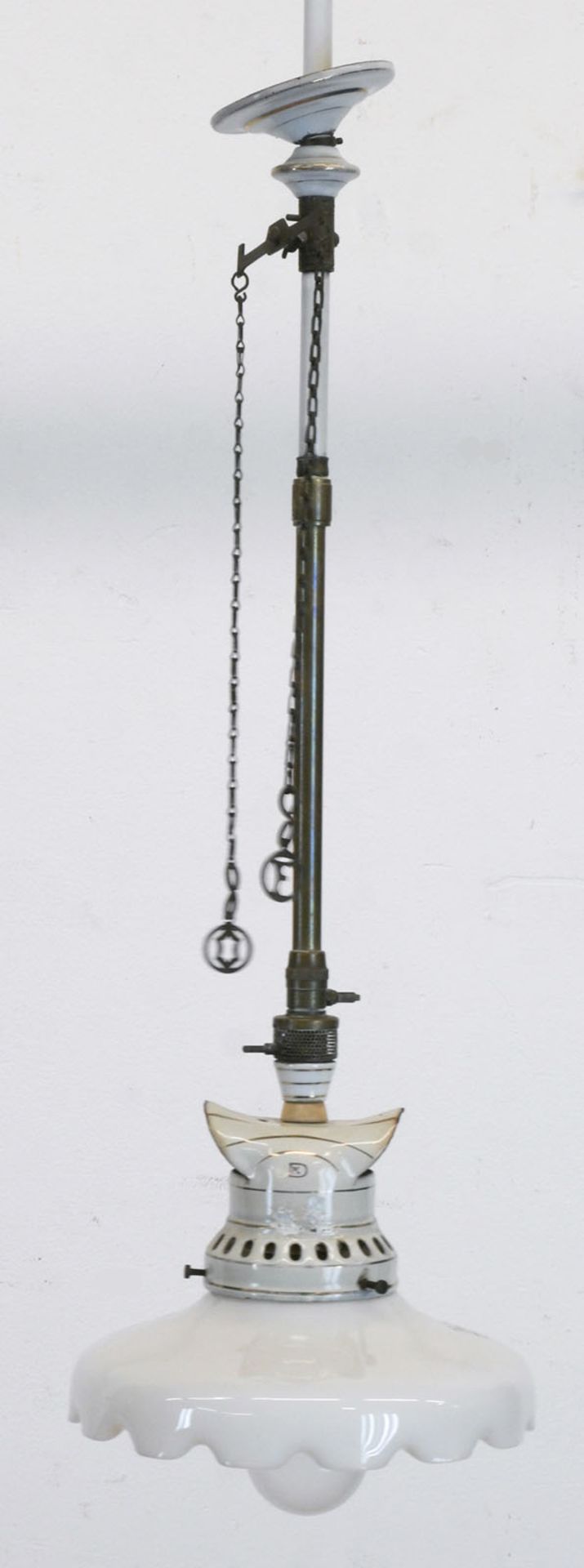 Deckenlampe, emailliertes Blech mit Glasschirm, 1-flammig, H. 90 cm, Dm. 22 cm