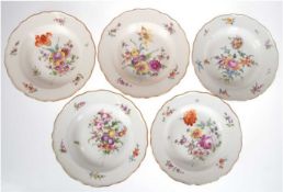 5 Meissen-Suppenteller, 19. Jh., Buntes Blumenbukett, Neuer Ausschnitt, Goldrand, 4 Schleifstriche,