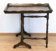 Tablett-Tisch, um 1900, Nußbaum, gedrechseltes Fußgestell mit ausstellbarem Stützbein, kippbares, s