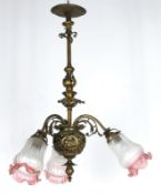 Jugendstil-Deckenlampe, Bronze mit Floralverzierungen, originale Schirme mit geätztem Floraldekor, 