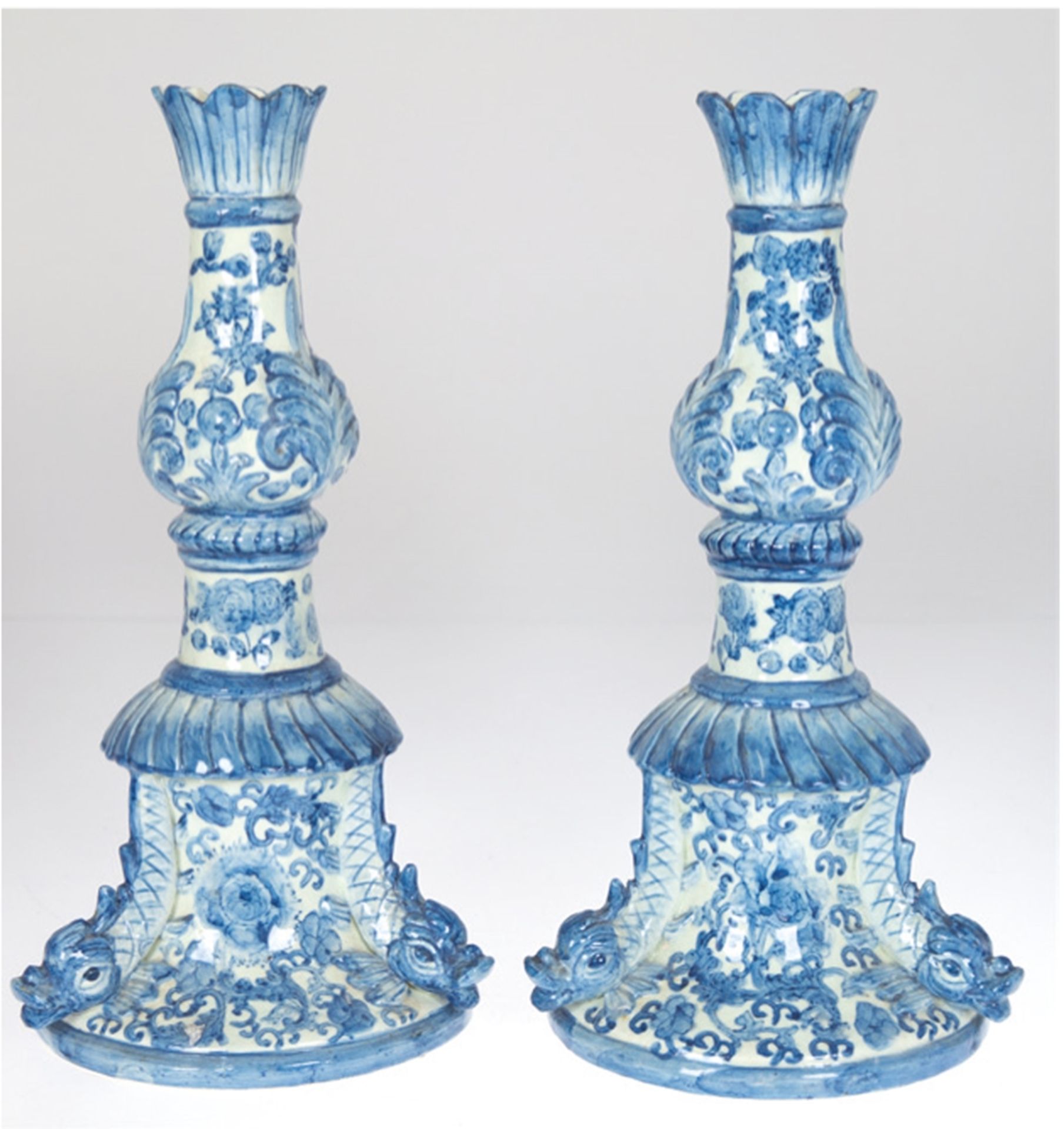 Paar Kerzenleuchter, Keramik, ungemarkt, mit floraler Blaumalerei, gegliederter Schaft mit 3 Fische
