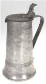 Bierkanne, wohl München um 1800, Zinn, 3-fach punziert, gedellt, H. 28 cm