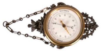 Historismus-Barometer, Messinggehäuse, reliefierte und figürliche Metallverzierungen, an einer Kett